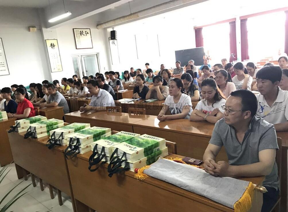 龍鳳湖小學(xué)捐贈儀式5